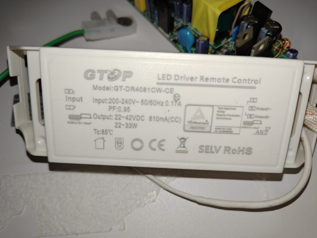 Tabliczka zasilacza GTOP GT-DR4081CW-CE: wejście 200–240 V, wyjście 22–42 V DC 810 mA, dwa wyjścia minusowe i antena pilota